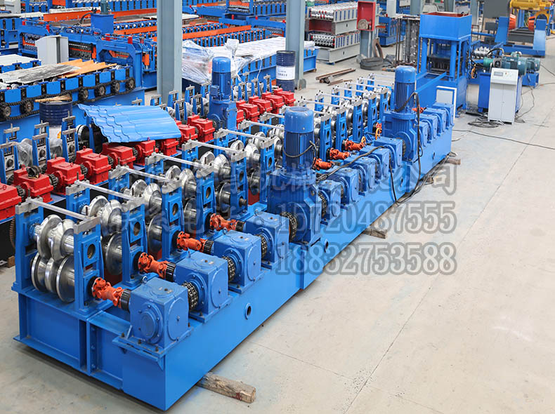 <b>高配置雙波護欄板沖孔生產線</b>