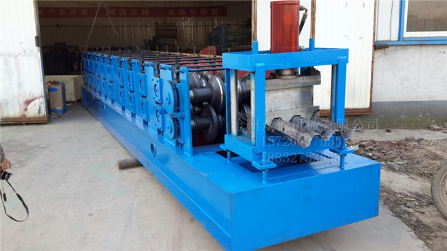 三波護欄板壓型沖孔設備