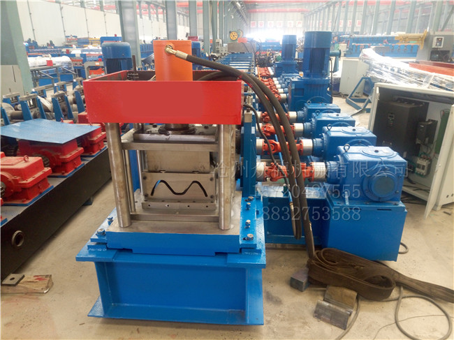 <b>雙波高速防撞欄壓型機</b>